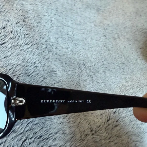 Burberry Black Sunglasses with Oversized Square Frame and Dark Lenses - Picture 5 of 8